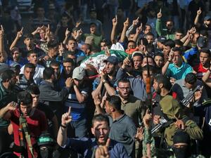 Palestinian mourners carry the body of man who was killed during clashes with Israeli forces, on May 14, 2018 in Gaza City/AFP