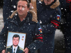 وجود آثار كثيرة للضرب بعد وفاة الطيار الروسي على رقبته والظهر والبطن وكذلك اليدين والساقين والوجه