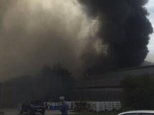 حريق هائل في إحدى حظائر الطائرات بمطار ساوثند شرقي لندن