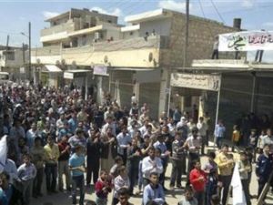 محتجون يتظاهرون ضد الرئيس السوري بشار الاسد قرب حلب 
 محتجون يتظاهرون ضد الرئيس السوري بشار الاسد قرب حلب