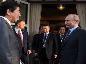 الرئيس الروسي فلاديمير بوتين ورئيس الوزراء الياباني شينزو آبي