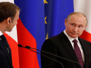 الرئيس الروسي فلاديمير بوتين ونظيره الفرنسي إيمانويل ماكرون
