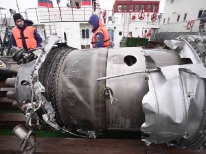 أجزاء من الطائرة العسكرية الروسية التي تحطمت فوق البحر الاسود