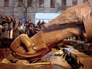 أنشد المحتجون خلال تحطيمهم لهيكل لينين، النشيد الوطني الأوكراني