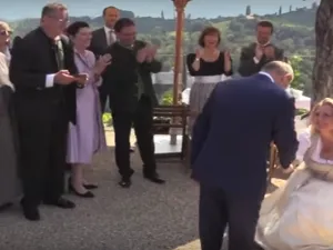 وزيرة خارجية النمسا ترقص مع بوتين خلال حفل زفافها
