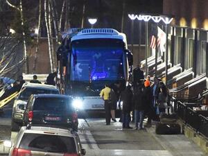 عشرات الدبلوماسيين الأمريكيين وعائلاتهم يغادرون السفارة إلى المطار في العاصمة الروسية