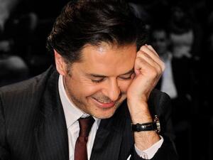 علامة يدعو الفتيات للخضوع للتجميل!