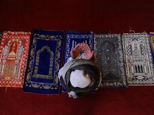 أفغاني في أحد المساجد