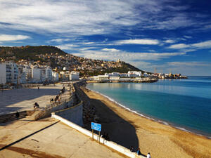 يختار الجزائريون الإفطار على الشاطئ للتخفيف من وطأة الحرارة. 