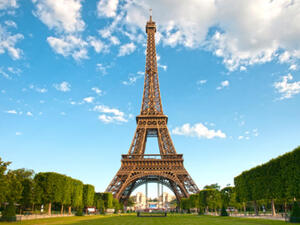 برج إيفل في العاصمة الفرنسية باريس. 