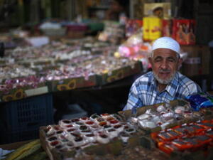 صاحب محل عجوز في قطاع غزة الفلسطيني. 