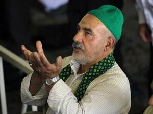 ايراني يرفع كفيه إلى السماء أثناء صلاة الجمعة في رمضان.