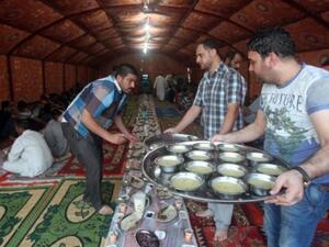 يعنى العراقيون بموائد رمضان.