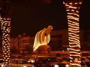 أحد ميادين مكة المكرمة مزدان بالأضواء. 