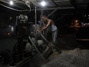 العمال الفلسطينيون في قطاع غزة يعملون ليلا في رمضان 