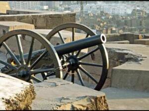 مدفع الإفطار يطلق عند الغروب. 