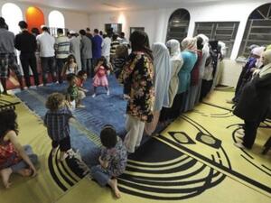 مسلمون في البرازيل يؤدون الصلاة 