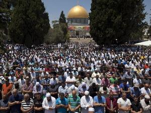 المصلون في باحة المسجد الأقصى.