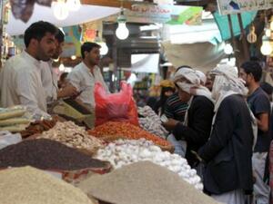 اليمنيون يقبلون على الشراء في رمضان. 