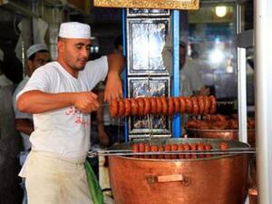 صانع حلويات تقليدية في تونس (المصدر: الأناضول). 