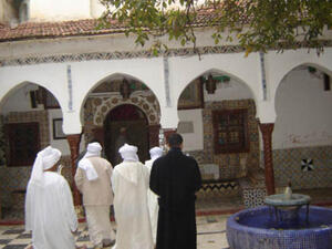 الأمن يطارد المفطرين في الجزائر