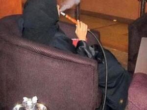  القبض على سعوديات برفقة سودانيين يدخنون الشيشة 