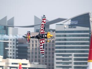 سيتمكن مشجعي سباق ريد بول الجوي من مشاهدة العروض الجوية ضمن أجواء مريحة وأنيقة في نادي هيلتونيا الشاطئي، المنصة الرسمية للسباق. 