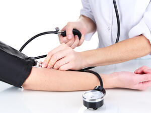 من أسباب انخفاض ضغط الدم الجفاف عدم شرب ما يكفي من السوائل

