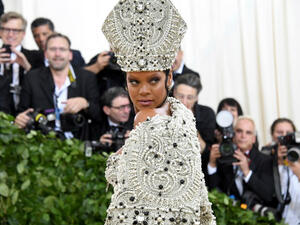 Katy Perry and Rihanna were forced to awkwardly pose together on the red carpet. (Source: Noam Galai - GETTY IMAGES NORTH AMERICA - AFP)