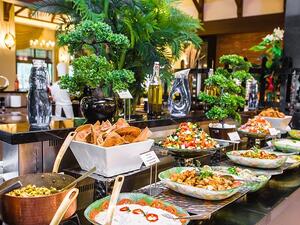 Impeccably decorated and elegantly furnished setting giving the luxurious feels of Ramadan, Seven Height and Lalezar Restaurant are serving an Iftar buffet from sunset to 10:30 pm. 