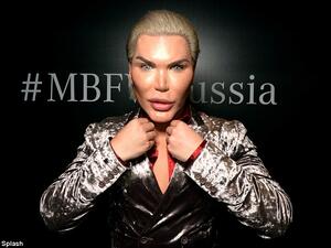 الدمية الإنسان كين "رودريغو ألفيس" في أسبوع الموضة في روسيا