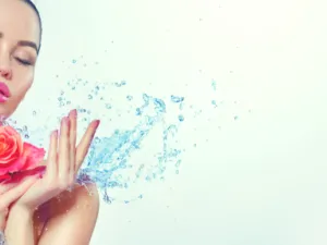 يعد ماء الورد من المصادر الغنيّة بالفيتامينات مثل فيتامين ج

