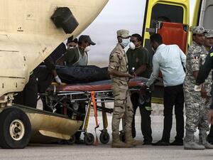Egyptian paramedics load the corpses of Russian victims of a Russian passenger plane crash in the Sinai Peninsula, into a military plane on October 31, 2015. [AFP File / Khaled Desouki]