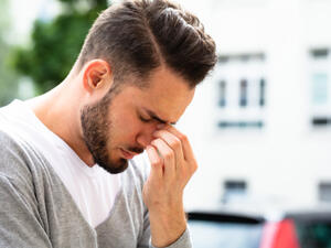 الذبابة الطائرة في العين بقع رمادية أو سوداء تظهر في مجال الرؤية

