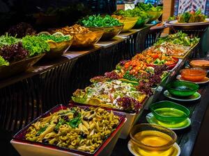 يشمل بوفيه الفطور الصباحي الخاص بالفندق مجموعة متنوعة من الأطباق و المأكولات مميزة محضرة من قبل الطهاة المهرة