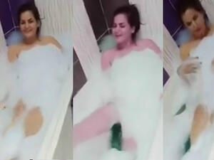 Sama Al Masri congratulated Muslims for Eid Al Adha while being naked in a bathtub (Source: samaelmasrii - Instagram)