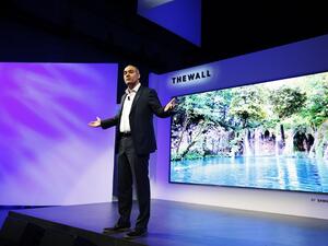 يوفر تلفاز سامسونج "The Wall" الذي يأتي بحجم 146 بوصة وتصميم نمطي يعتمد على الوحدات المجزأة بتكنولوجيا MicroLED، جودة عرض مثالية دون أي قيود فيما يتعلق بالحجم أو الدقة أو الشكل. و
