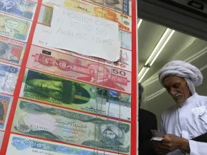 Foreigners working in Saudi Arabia sent home SR10.77 billion ($2.87 billion) in February 2017, 15 percent less than the same time last year. (AFP/Khaled Desouki)