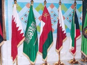 أشارت الدراسة إلى أن ربط الدول الخليجية عملاتها بالدولار باستثناء الكويت يمهد الطريق أمام انتقال سلس إلى عملة موحدة في حال اعتمادها