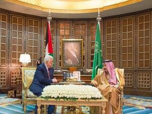 العاهل السعودي والرئيس الفلسطسن خلال لقائهما أمس في الرياض
