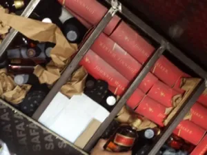 ضبط زجاجات خمر مخبأة في قاع قارب طوله 8 أمتار 