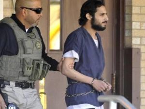 الدوسري خلال اقتياده للمحكمة