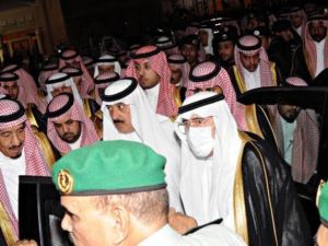 العاهل السعودي يستقبل جثمان شقيقه/واس