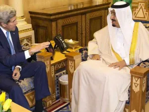 العاهل السعودي الملك سلمان بن عبد العزيز ووزير الخارجية الامريكي جون كيري