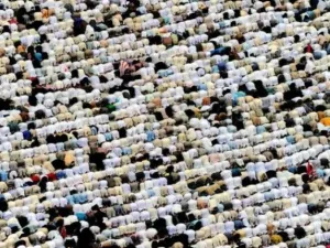 حجاج يؤدون الصلاة في المسجد الكبير في مكة المكرمة