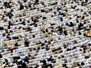 حجاج يصلون في الحرم المكي