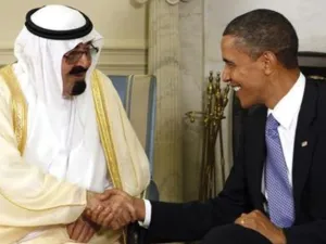 الرئيس الامريكي باراك أوباما يصافح العاهل السعودي الملك عبد الله ف