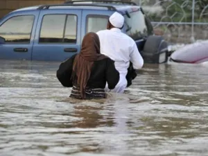 ظلت الشوارع في المدينة الساحلية التي تفتقر لنظام صرف سليم مغمورة جزئيا بالمياه يوم الخميس/أ.ف.ب