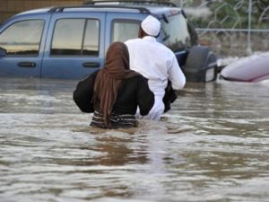 ظلت الشوارع في المدينة الساحلية التي تفتقر لنظام صرف سليم مغمورة جزئيا بالمياه يوم الخميس/أ.ف.ب