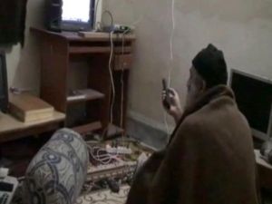 بن لادن يتابع تقريرا عنه في منزله.فيديو وزعته واشنطن بعد مقتل زعيم القاعدة.أ.ف.ب